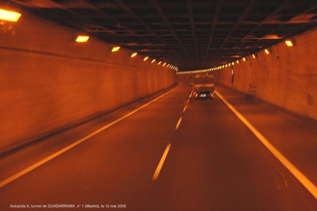 Tunnel de GUADARRAMA – L'Autopista 6 ( Ap 6 ) traverse la Sierra de Guadarrama, au nord-ouest de Madrid, par un double-tunnel de 3 km 