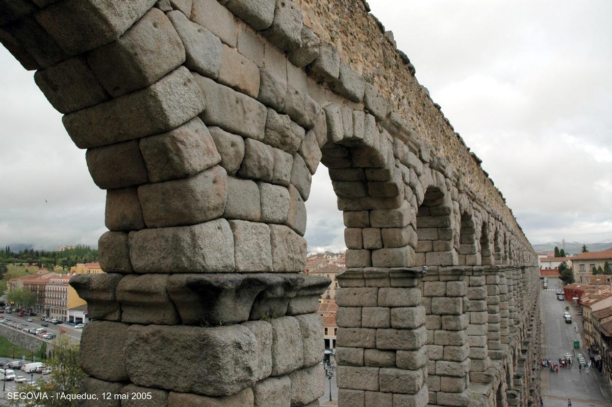 Fiche média no. 45723 SEGOVIA (Castilla y León) – l'Aqueduc romain, construit sous le règne de l'Empereur Trajan, il est constitué de 20 400 blocs de granit assemblés sans aucun mortier