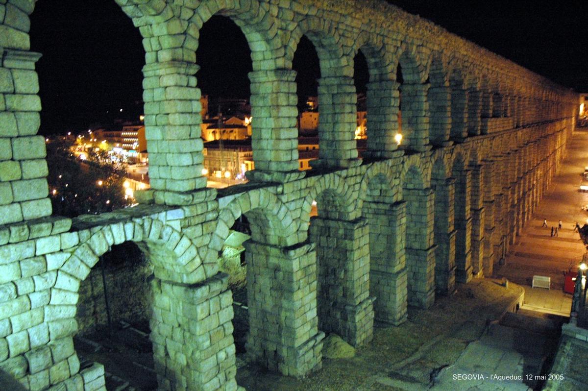 Fiche média no. 45725 SEGOVIA (Castilla y León) – l'Aqueduc romain, construit sous le règne de l'Empereur Trajan, il est constitué de 20 400 blocs de granit assemblés sans aucun mortier