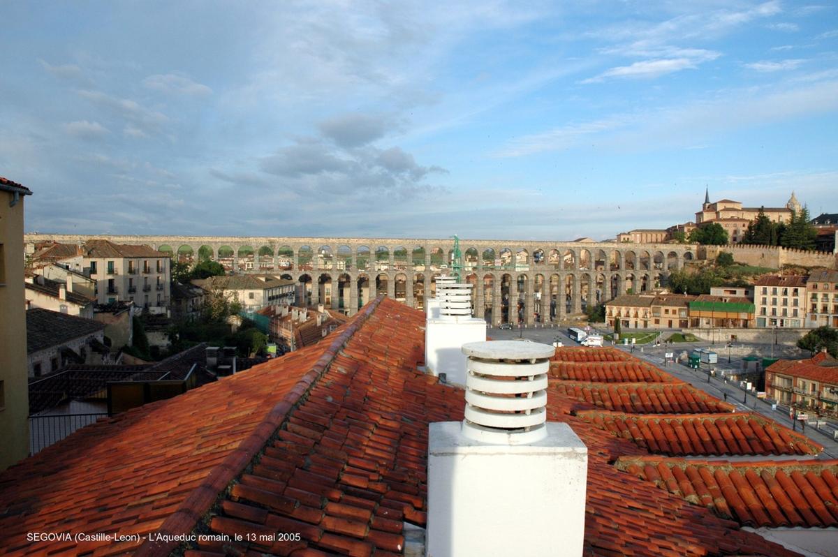 Fiche média no. 45726 SEGOVIA (Castilla y León) – l'Aqueduc romain, construit sous le règne de l'Empereur Trajan, il est constitué de 20 400 blocs de granit assemblés sans aucun mortier