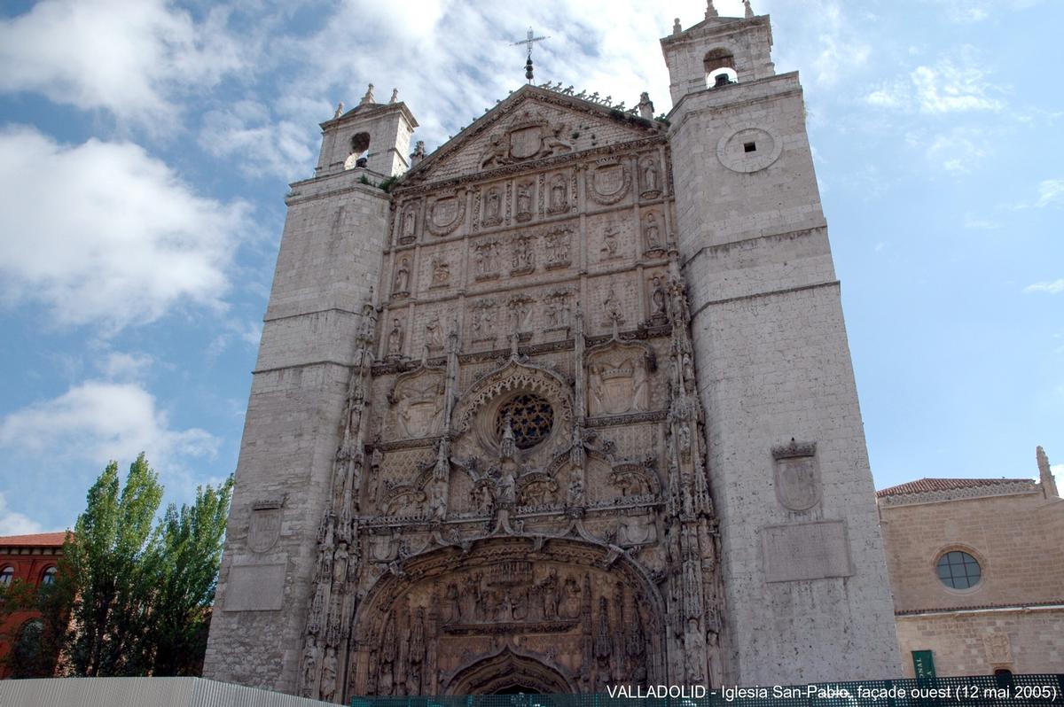 Fiche média no. 47303 VALLADOLID (Castilla y León) – L'église du Couvent de San-Pablo, contigue au College de Saint-Grégoire, présente une façade principale de style plateresque