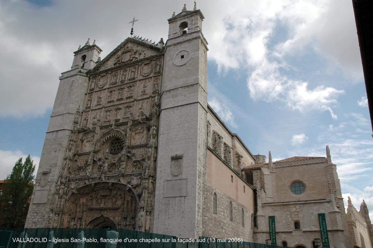 Fiche média no. 47304 VALLADOLID (Castilla y León) – L'église du Couvent de San-Pablo, contigue au College de Saint-Grégoire, présente une façade principale de style plateresque