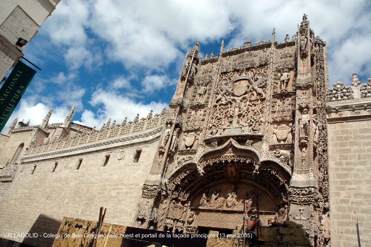 Fiche média no. 47306 VALLADOLID (Castilla y León) – «Colegio de San Gregorio», cet édifice à la riche façade de style gothique hispano-flamand est de la fin du XVe siècle. En travaux de restauration jusqu'en 2006, il accueille en temps normal le Musée National de la Sculpture