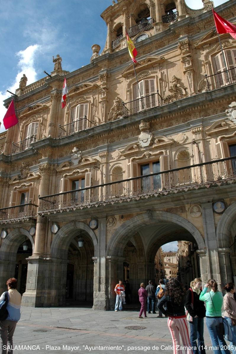 Fiche média no. 45512 SALAMANCA (Castilla y León) – « Plaza Mayor », dessinée par les frères Churriguera et construite de 1729 à 1755, cette place présente une unité architecturale exceptionnelle dont la beauté est rehaussée par le grés doré de ses façades