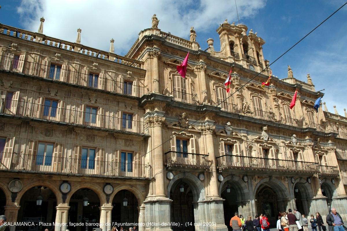 SALAMANCA (Castilla y León) – « Ayuntamiento », la façade de l'Hôtel-de-Ville occupe le côté nord de la « Plaza Mayor » 