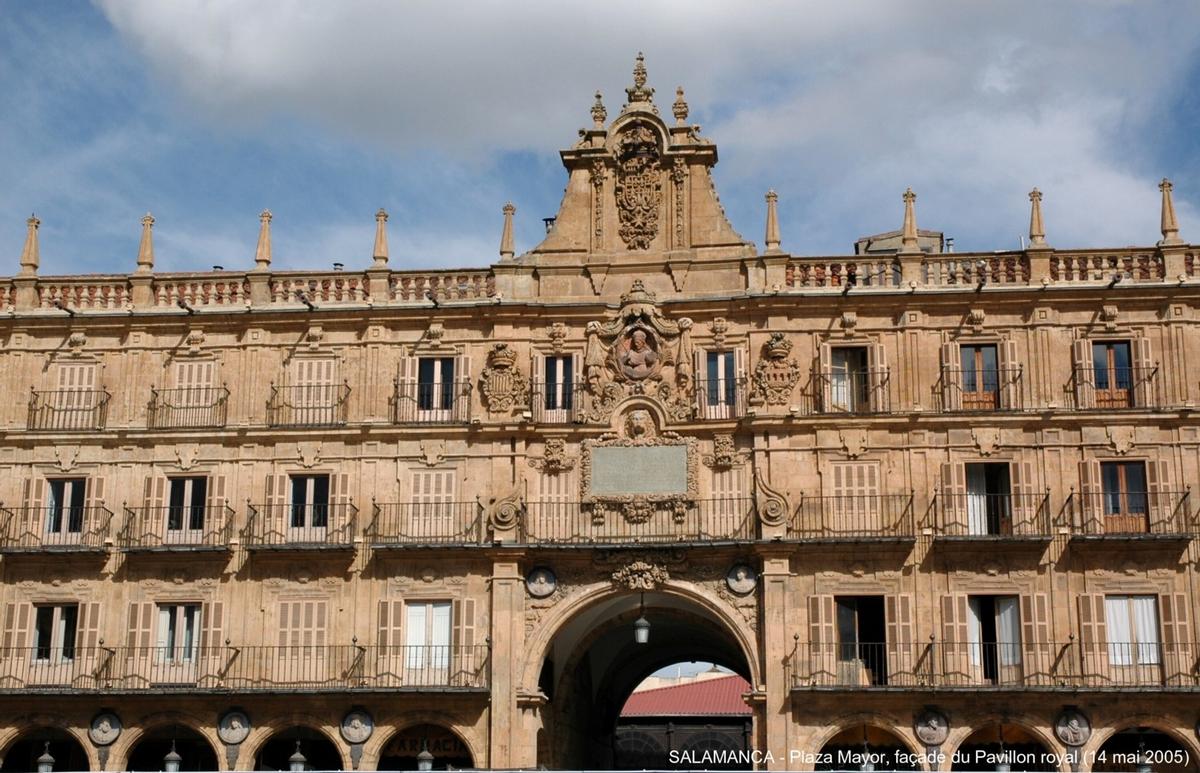 Fiche média no. 45513 SALAMANCA (Castilla y León) – « Plaza Mayor », dessinée par les frères Churriguera et construite de 1729 à 1755, cette place présente une unité architecturale exceptionnelle dont la beauté est rehaussée par le grés doré de ses façades