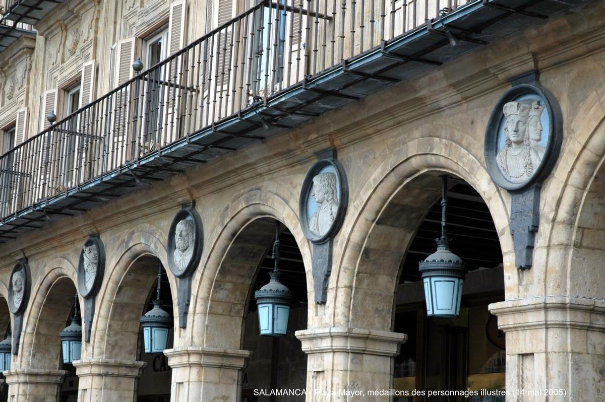 Fiche média no. 45514 SALAMANCA (Castilla y León) – « Plaza Mayor », dessinée par les frères Churriguera et construite de 1729 à 1755, cette place présente une unité architecturale exceptionnelle dont la beauté est rehaussée par le grés doré de ses façades