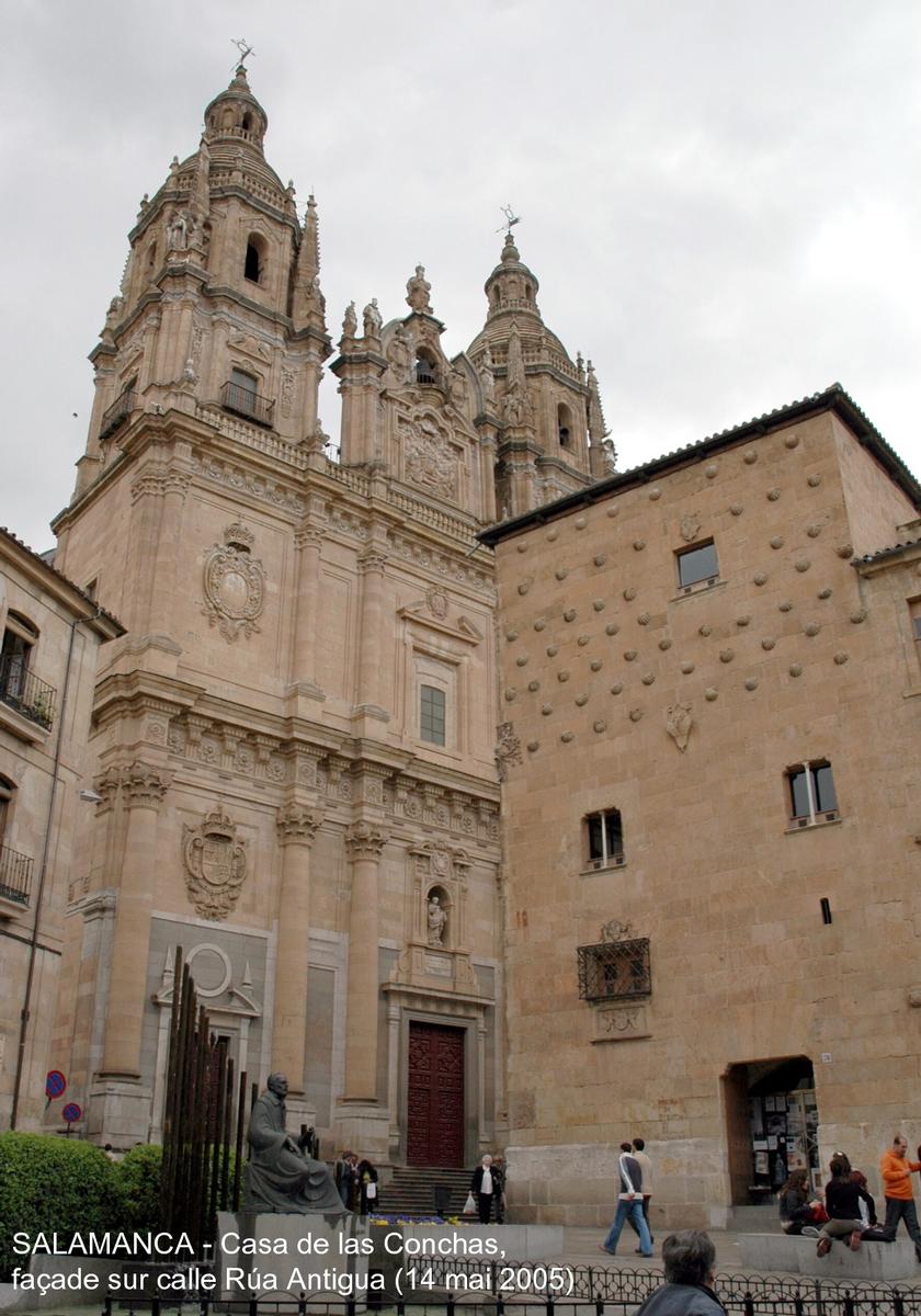 Fiche média no. 45594 SALAMANCA (Castilla y León) – « Casa de las Conchas », cet ancien palais, fin XVe siècle, arbore sur sa façade quelque 400 coquilles Saint-Jacques en pierre dorée, emblème de l'ordre de St-Jacques. Une bibliothèque est installée dans l'édifice