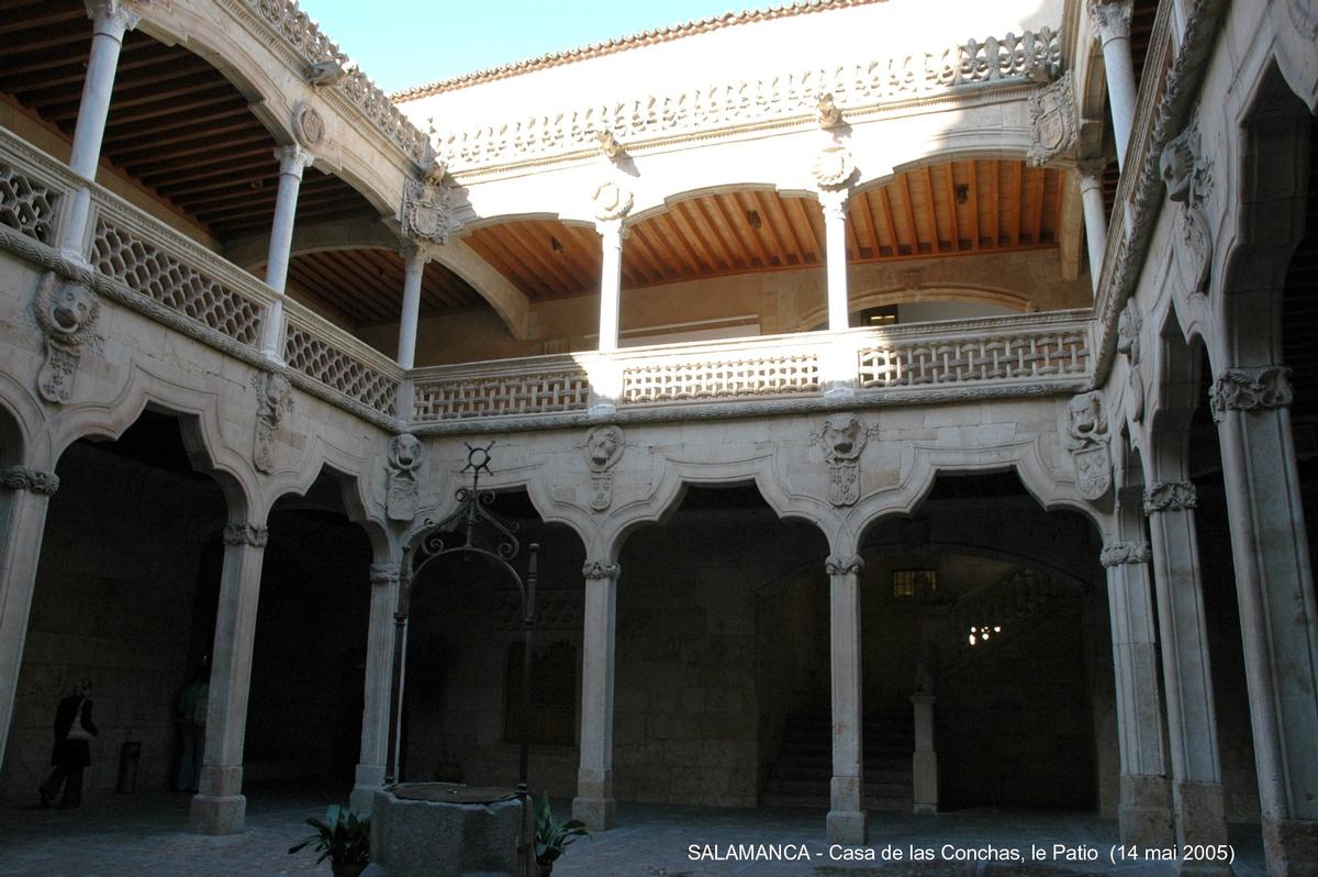 Fiche média no. 45595 SALAMANCA (Castilla y León) – « Casa de las Conchas », cet ancien palais, fin XVe siècle, arbore sur sa façade quelque 400 coquilles Saint-Jacques en pierre dorée, emblème de l'ordre de St-Jacques. Une bibliothèque est installée dans l'édifice