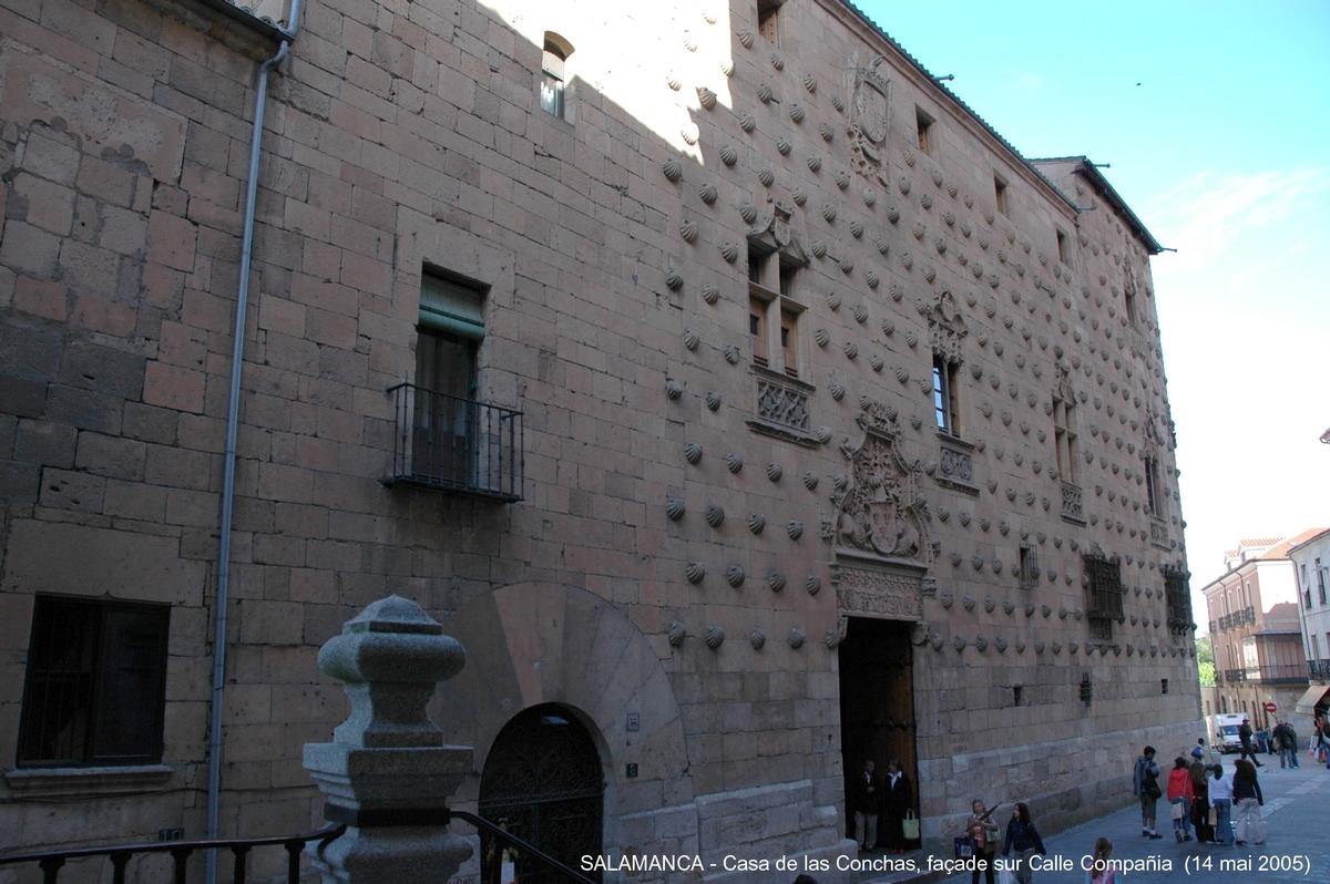 Fiche média no. 45596 SALAMANCA (Castilla y León) – « Casa de las Conchas », cet ancien palais, fin XVe siècle, arbore sur sa façade quelque 400 coquilles Saint-Jacques en pierre dorée, emblème de l'ordre de St-Jacques. Une bibliothèque est installée dans l'édifice