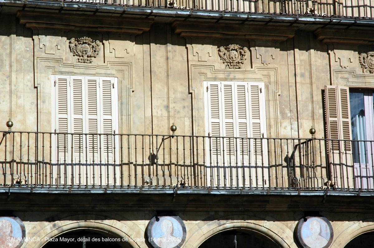 Fiche média no. 45516 SALAMANCA (Castilla y León) – « Plaza Mayor », dessinée par les frères Churriguera et construite de 1729 à 1755, cette place présente une unité architecturale exceptionnelle dont la beauté est rehaussée par le grés doré de ses façades