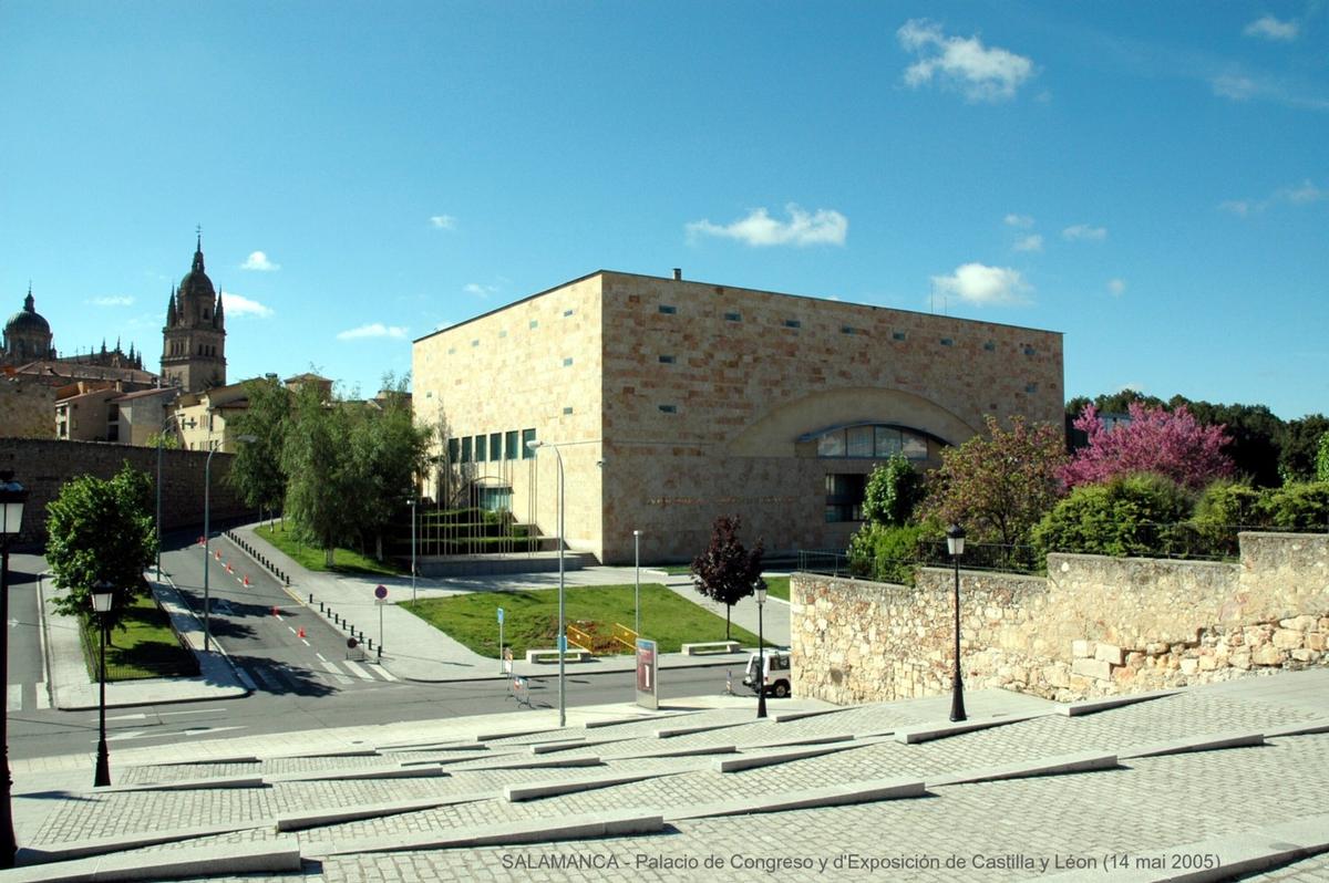 SALAMANCA (Castilla y León) – La pierre dorée habille les façades du moderne Palais des Congrés et des Expositions 