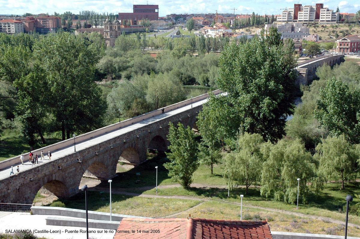 Salamanca (Castille y León) – Puente Romano Construit au 1er siècle ap.J.C., sur le rio Tormes. Il comporte 26 arches dont 15 sont d'origine