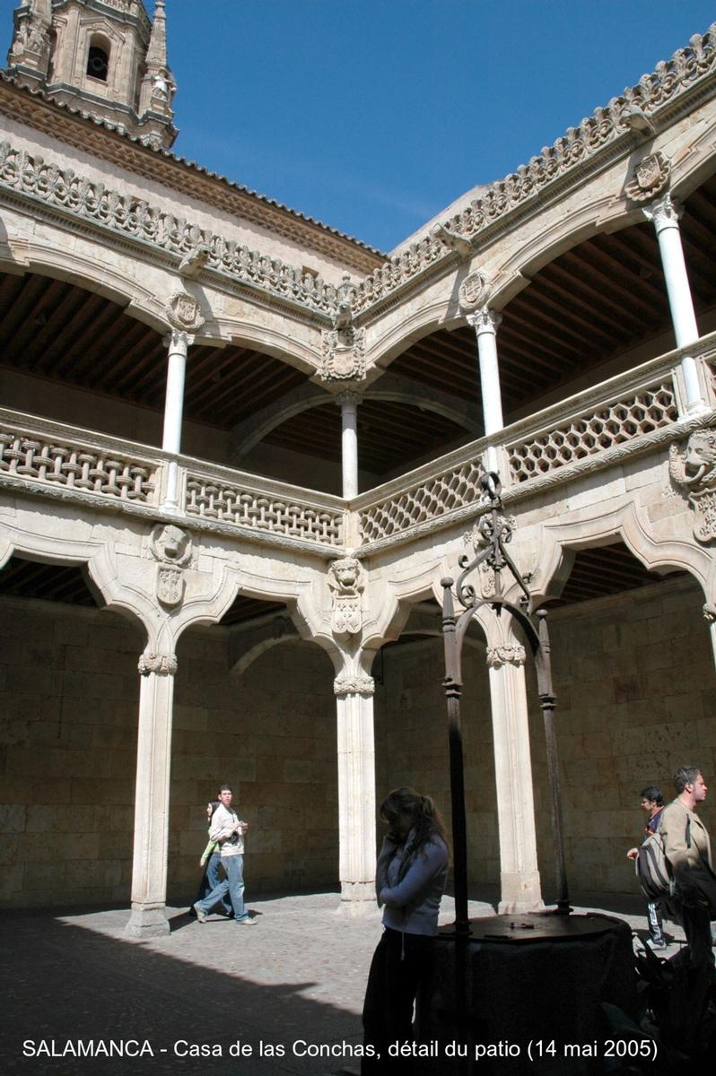 Fiche média no. 45597 SALAMANCA (Castilla y León) – « Casa de las Conchas », cet ancien palais, fin XVe siècle, arbore sur sa façade quelque 400 coquilles Saint-Jacques en pierre dorée, emblème de l'ordre de St-Jacques. Une bibliothèque est installée dans l'édifice