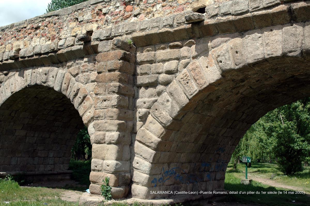 Salamanca (Castille y León) – Puente Romano Construit au 1er siècle ap.J.C., sur le rio Tormes. Il comporte 26 arches dont 15 sont d'origine