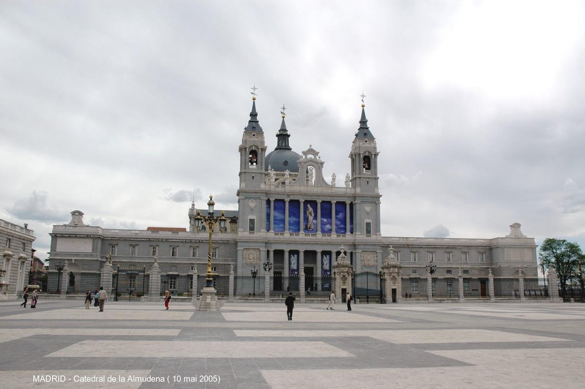 MADRID – «Catedral de la Almudena», façade sur la «Plaza de Armas», face au Palais royal 