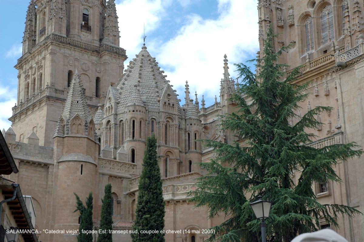 Fiche média no. 45526 SALAMANCA (Castilla y León) – La Cathédrale vieille, de style roman de transition du XIIe siècle, cette église a été conservée lors de la construction de la Cathédrale nouvelle, au XVIe siècle. Les deux sanctuaires communiquent par le collatéral sud de « Catedral nueva »