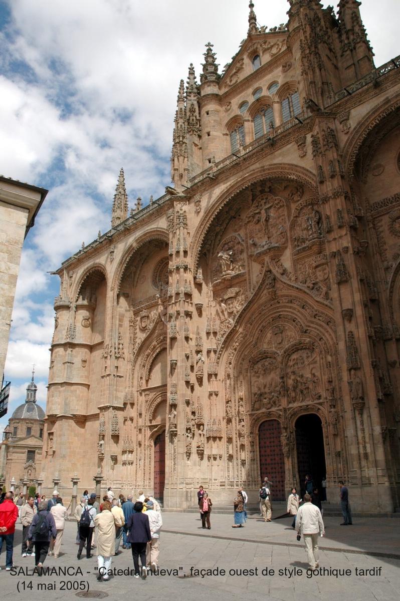 Fiche média no. 45320 SALAMANCA (Castilla y León) – La Cathédrale nouvelle, construite à partir de 1513 à côté de « Catedral vieja », avec laquelle elle communique par le collatéral sud. Principalement de style gothique, mais les styles Renaissance et baroque sont également présents, la riche façade ouest est caractéristique du gothique tardif