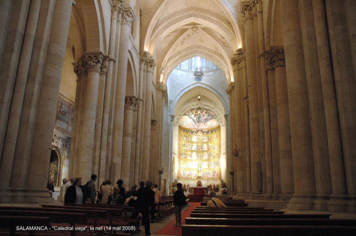 Fiche média no. 45528 SALAMANCA (Castilla y León) – La Cathédrale vieille, de style roman de transition du XIIe siècle, cette église a été conservée lors de la construction de la Cathédrale nouvelle, au XVIe siècle. Les deux sanctuaires communiquent par le collatéral sud de « Catedral nueva »