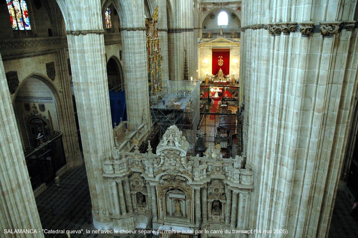 Fiche média no. 45323 SALAMANCA (Castilla y León) – La Cathédrale nouvelle, construite à partir de 1513 à côté de « Catedral vieja », avec laquelle elle communique par le collatéral sud. Principalement de style gothique, mais les styles Renaissance et baroque sont également présents, la riche façade ouest est caractéristique du gothique tardif