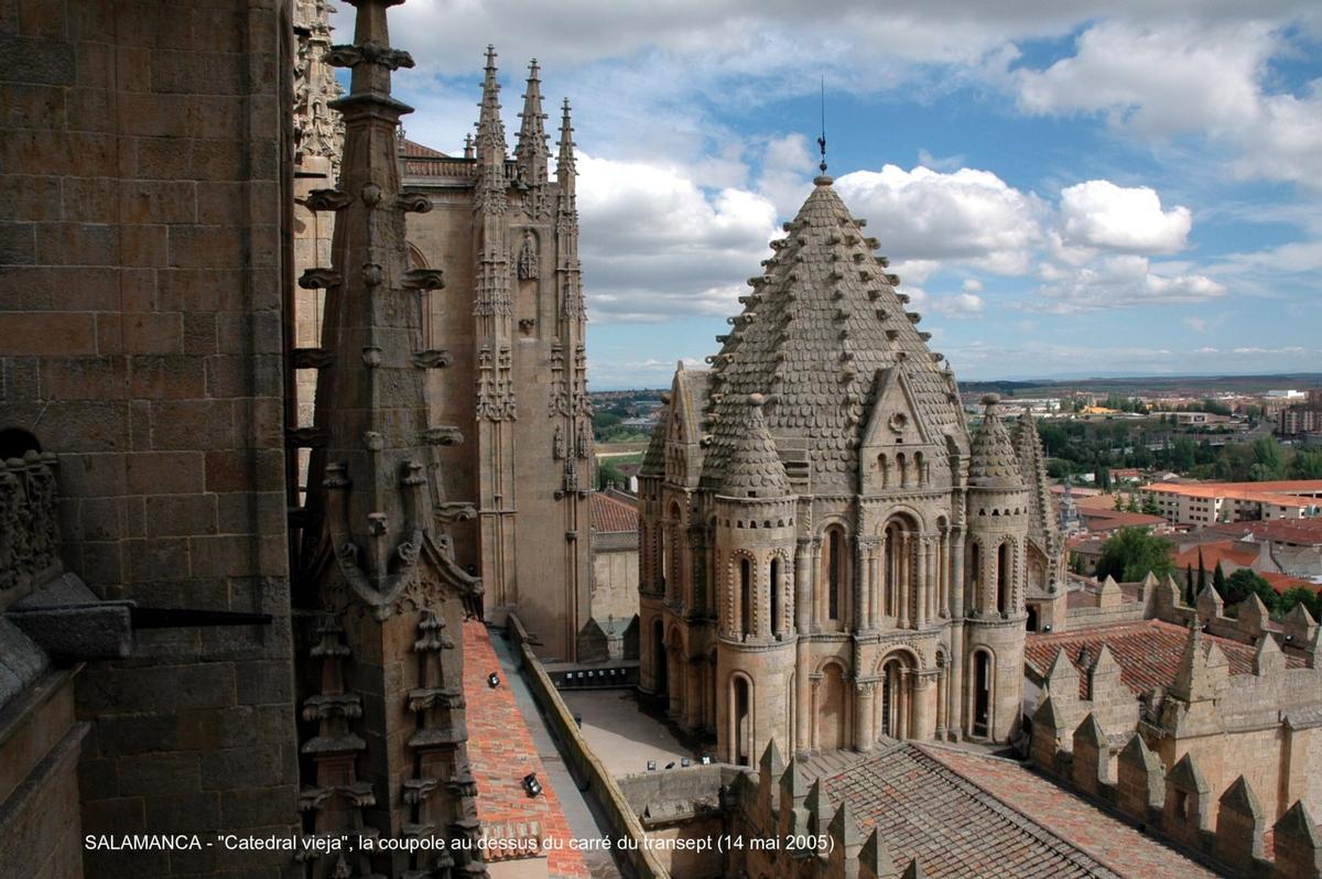 Fiche média no. 45524 SALAMANCA (Castilla y León) – La Cathédrale vieille, de style roman de transition du XIIe siècle, cette église a été conservée lors de la construction de la Cathédrale nouvelle, au XVIe siècle. Les deux sanctuaires communiquent par le collatéral sud de « Catedral nueva »