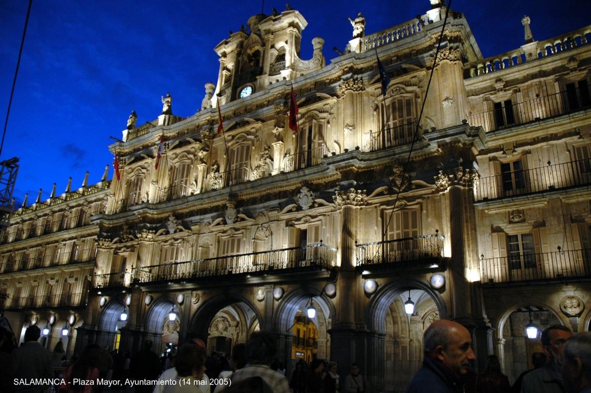 SALAMANCA (Castilla y León) – « Ayuntamiento », la façade de l'Hôtel-de-Ville occupe le côté nord de la « Plaza Mayor » 