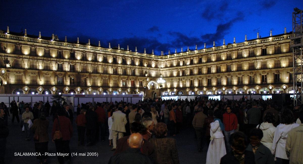 Fiche média no. 45517 SALAMANCA (Castilla y León) – « Plaza Mayor », dessinée par les frères Churriguera et construite de 1729 à 1755, cette place présente une unité architecturale exceptionnelle dont la beauté est rehaussée par le grés doré de ses façades