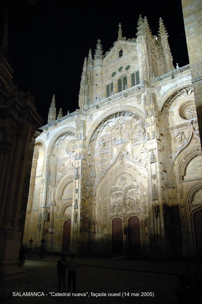 Fiche média no. 45330 SALAMANCA (Castilla y León) – La Cathédrale nouvelle, construite à partir de 1513 à côté de « Catedral vieja », avec laquelle elle communique par le collatéral sud. Principalement de style gothique, mais les styles Renaissance et baroque sont également présents, la riche façade ouest est caractéristique du gothique tardif