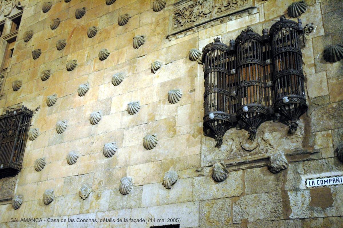 Fiche média no. 45600 SALAMANCA (Castilla y León) – « Casa de las Conchas », cet ancien palais, fin XVe siècle, arbore sur sa façade quelque 400 coquilles Saint-Jacques en pierre dorée, emblème de l'ordre de St-Jacques. Une bibliothèque est installée dans l'édifice