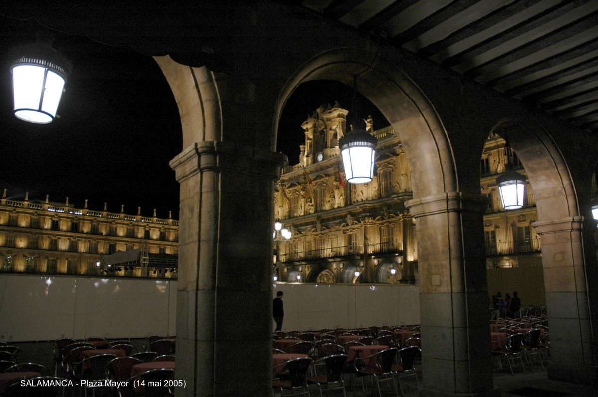 Fiche média no. 45520 SALAMANCA (Castilla y León) – « Plaza Mayor », dessinée par les frères Churriguera et construite de 1729 à 1755, cette place présente une unité architecturale exceptionnelle dont la beauté est rehaussée par le grés doré de ses façades