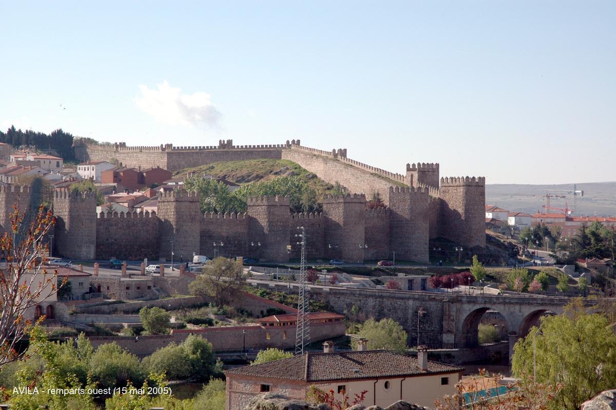 Fiche média no. 43809 AVILA (Castille y León) – Les Remparts, ils comportent 88 tours réparties sur 2,5 km, ce sont les remparts médiévaux les mieux conservés d'Europe