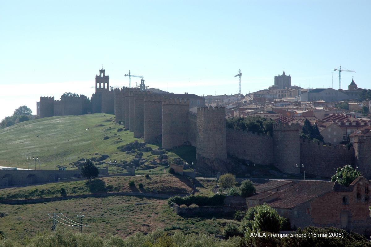Fiche média no. 43810 AVILA (Castille y León) – Les Remparts, ils comportent 88 tours réparties sur 2,5 km, ce sont les remparts médiévaux les mieux conservés d'Europe