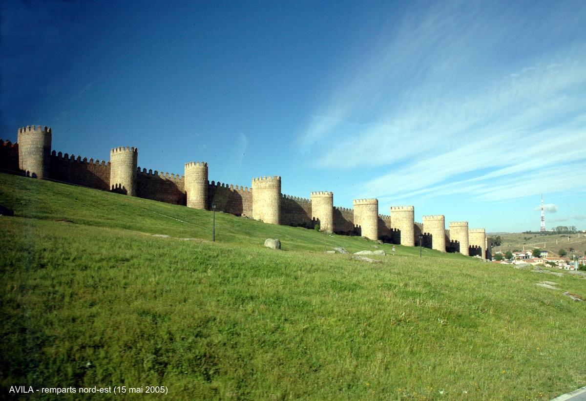 Fiche média no. 43811 AVILA (Castille y León) – Les Remparts, ils comportent 88 tours réparties sur 2,5 km, ce sont les remparts médiévaux les mieux conservés d'Europe