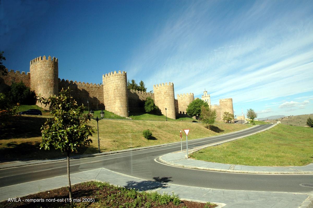 Fiche média no. 43812 AVILA (Castille y León) – Les Remparts, ils comportent 88 tours réparties sur 2,5 km, ce sont les remparts médiévaux les mieux conservés d'Europe