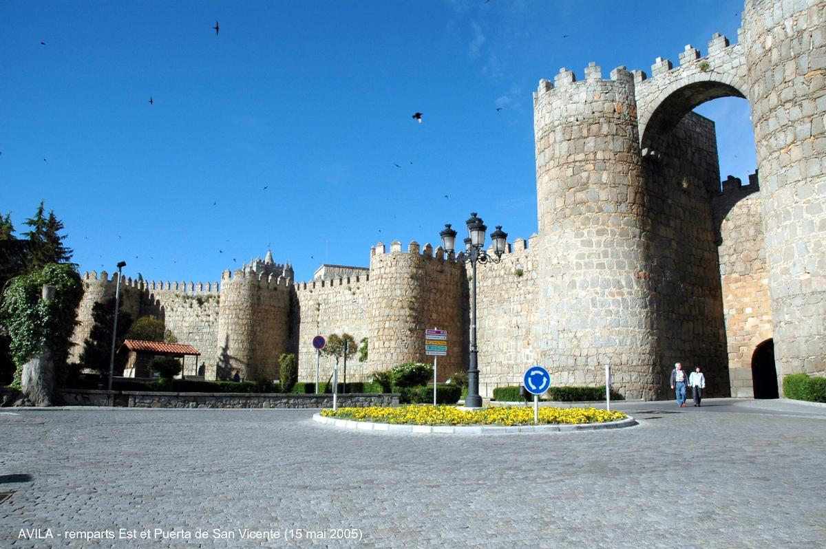 Fiche média no. 43813 AVILA (Castille y León) – Les Remparts, ils comportent 88 tours réparties sur 2,5 km, ce sont les remparts médiévaux les mieux conservés d'Europe