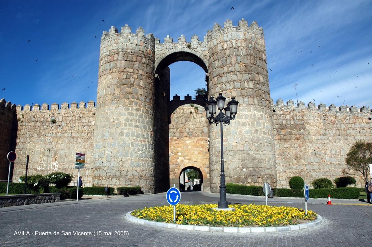 Fiche média no. 43814 AVILA (Castille y León) – Les Remparts, ils comportent 88 tours réparties sur 2,5 km, ce sont les remparts médiévaux les mieux conservés d'Europe