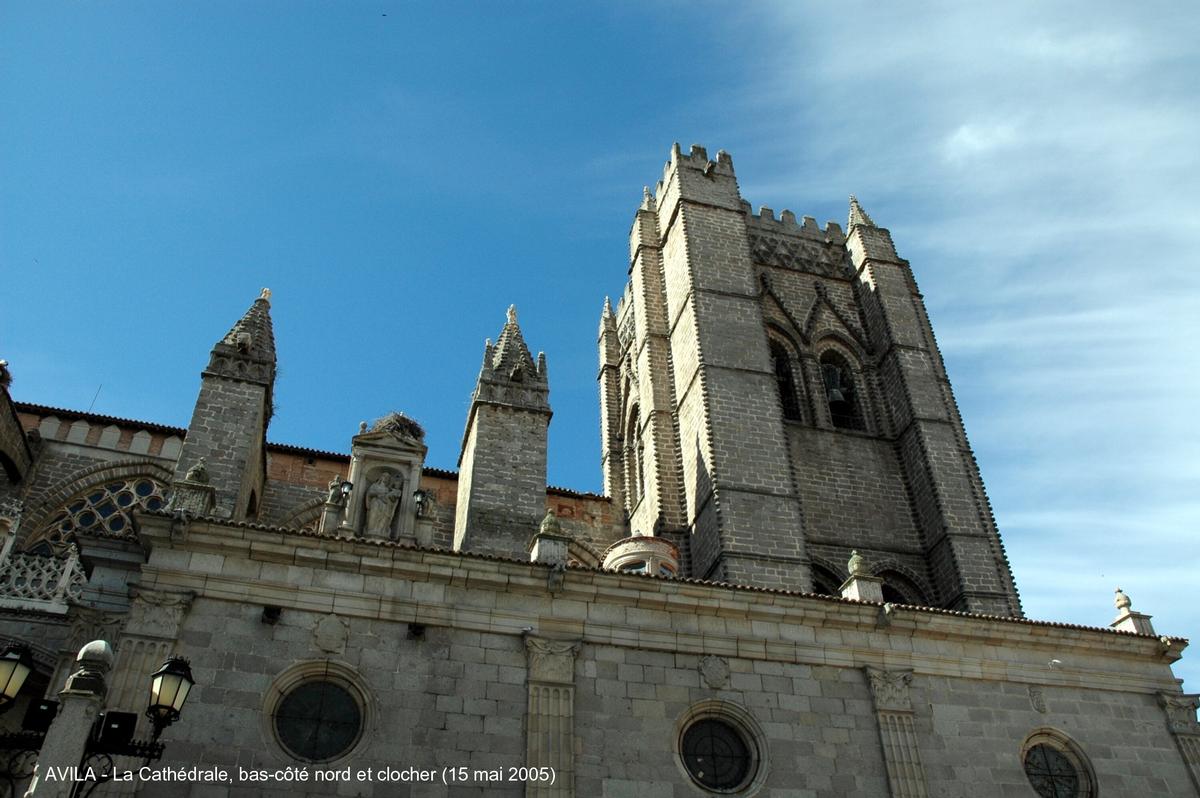 Fiche média no. 44454 AVILA (Castille y León) – La Cathédrale, commencée au XIIe siècle dans un style roman tardif, sa construction s'est terminée au XVIe siècle selon le plan des premières cathédrales gothiques espagnoles