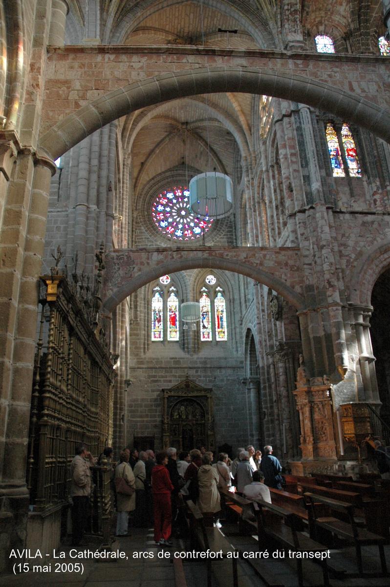 Fiche média no. 44465 AVILA (Castille y León) – La Cathédrale, commencée au XIIe siècle dans un style roman tardif, sa construction s'est terminée au XVIe siècle selon le plan des premières cathédrales gothiques espagnoles