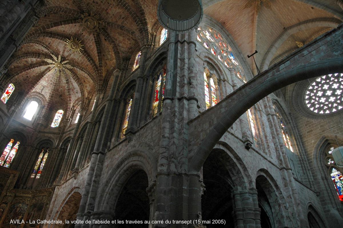 Fiche média no. 44467 AVILA (Castille y León) – La Cathédrale, commencée au XIIe siècle dans un style roman tardif, sa construction s'est terminée au XVIe siècle selon le plan des premières cathédrales gothiques espagnoles