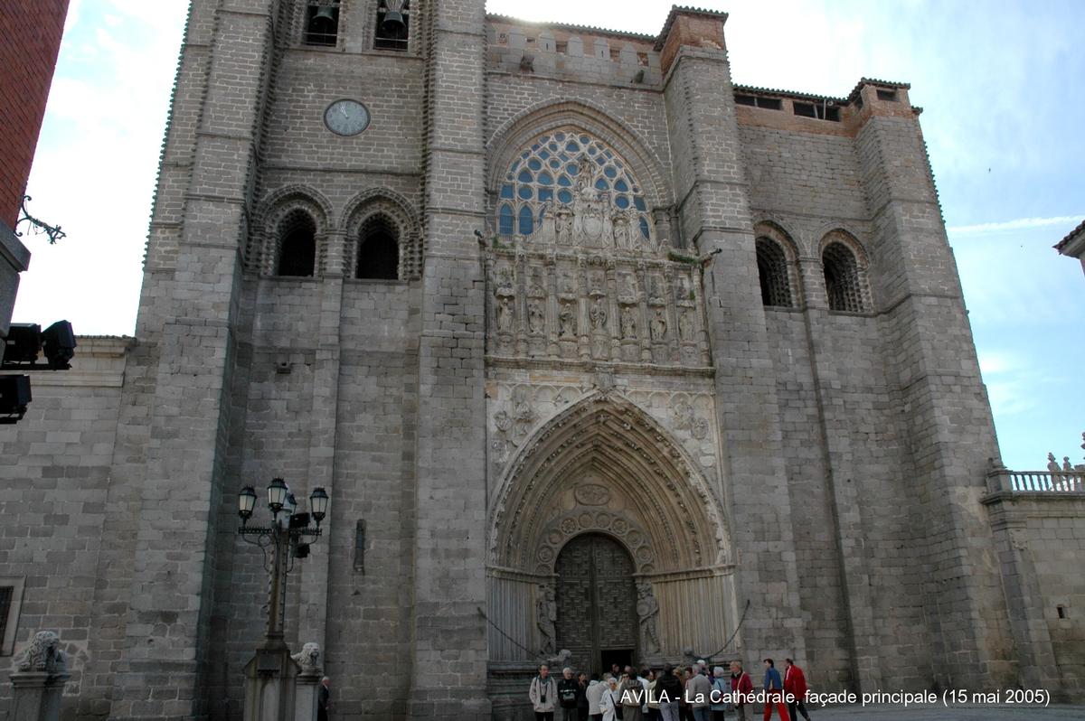Fiche média no. 44470 AVILA (Castille y León) – La Cathédrale, commencée au XIIe siècle dans un style roman tardif, sa construction s'est terminée au XVIe siècle selon le plan des premières cathédrales gothiques espagnoles