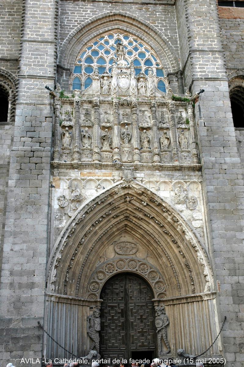 Fiche média no. 44471 AVILA (Castille y León) – La Cathédrale, commencée au XIIe siècle dans un style roman tardif, sa construction s'est terminée au XVIe siècle selon le plan des premières cathédrales gothiques espagnoles