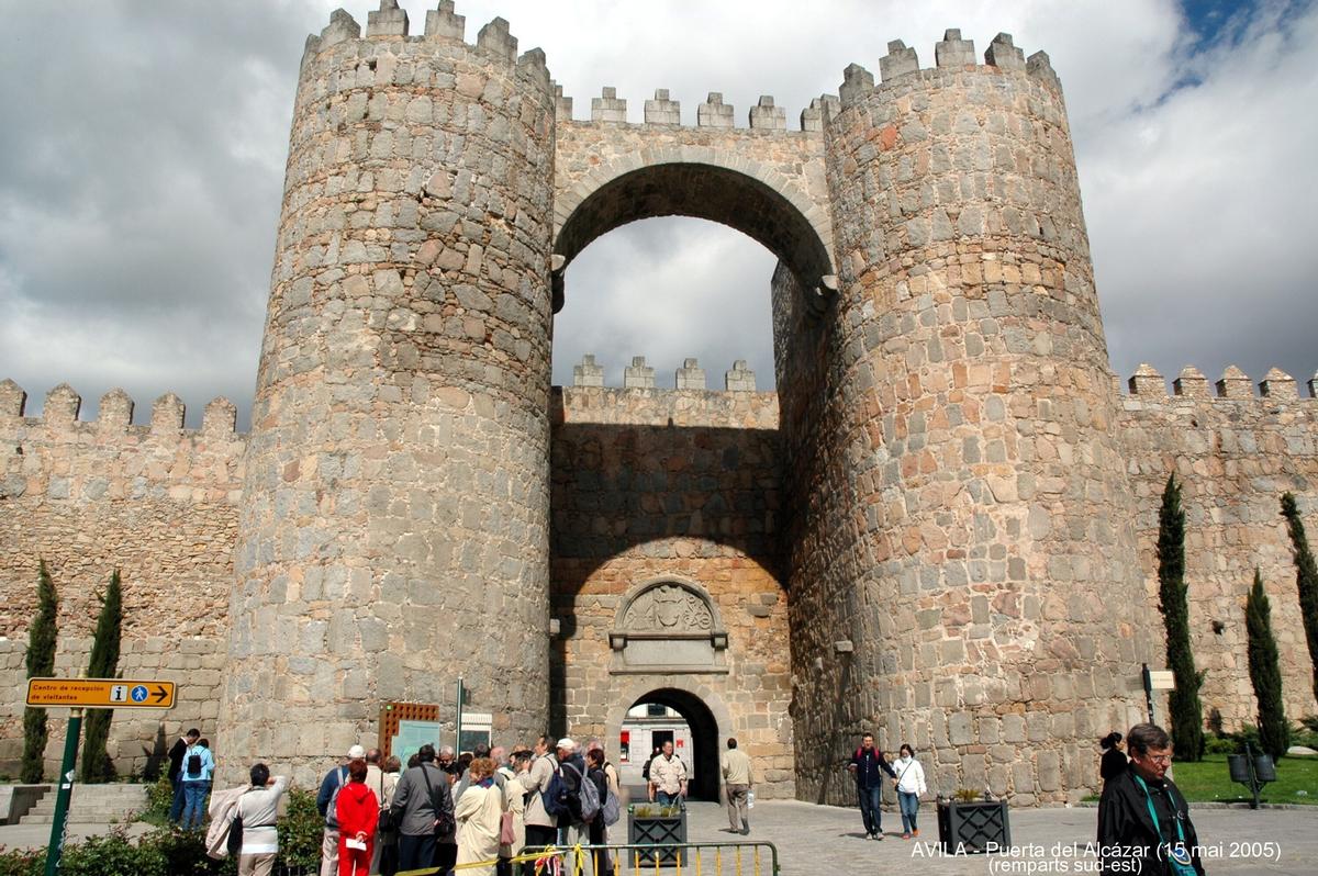 Fiche média no. 43815 AVILA (Castille y León) – Les Remparts, ils comportent 88 tours réparties sur 2,5 km, ce sont les remparts médiévaux les mieux conservés d'Europe