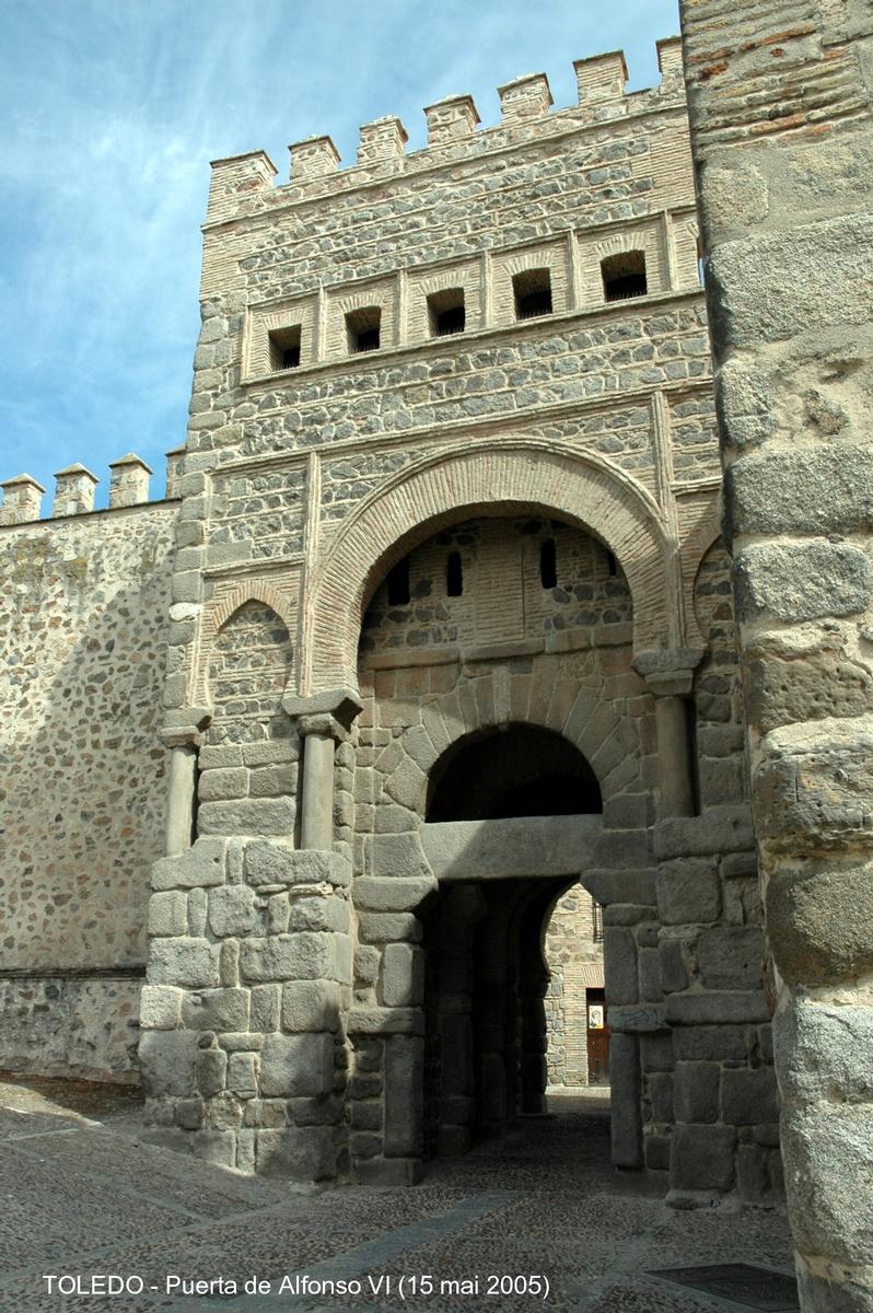 Fiche média no. 46513 TOLEDO (Castilla-La Mancha) – Porte de «Alfonso VI» ou «Puerta vieja de Bisagra», c'est la seule qui subsiste de l'enceinte érigée par les Maures au 9e siècle