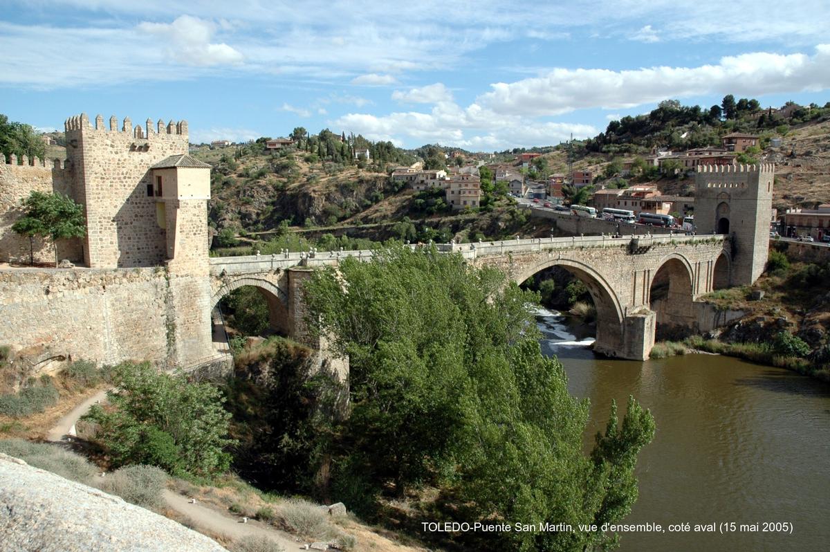 Fiche média no. 42711 TOLEDO (Castilla-La Mancha) – Puente San Martin, construit au XIVe siècle, il franchit le rio Tajo à l'Ouest de la vieille ville. Aujourd'hui réservé aux piétons, il est situé en amont immédiat du Puente de la Cava