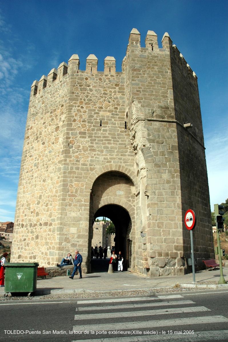 Fiche média no. 42713 TOLEDO (Castilla-La Mancha) – Puente San Martin, construit au XIVe siècle, il franchit le rio Tajo à l'Ouest de la vieille ville. Aujourd'hui réservé aux piétons, il est situé en amont immédiat du Puente de la Cava