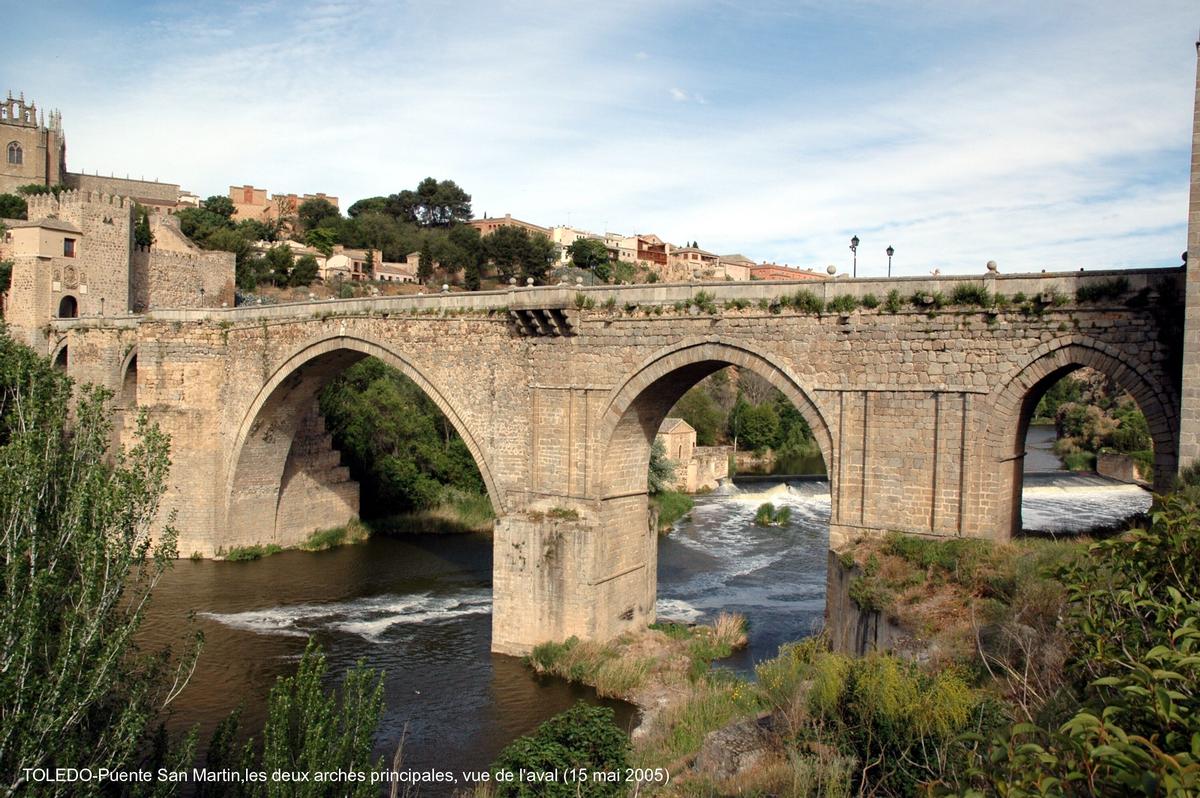 Fiche média no. 42714 TOLEDO (Castilla-La Mancha) – Puente San Martin, construit au XIVe siècle, il franchit le rio Tajo à l'Ouest de la vieille ville. Aujourd'hui réservé aux piétons, il est situé en amont immédiat du Puente de la Cava