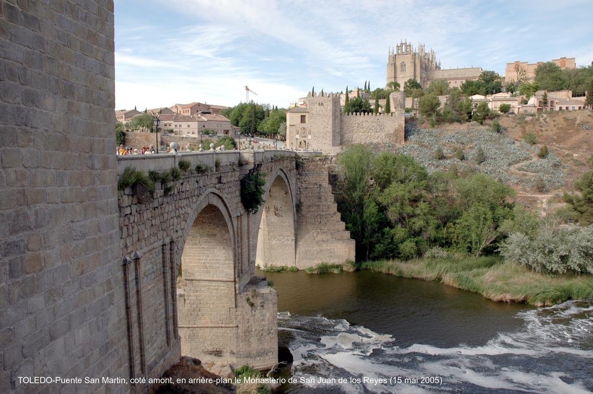 Fiche média no. 42716 TOLEDO (Castilla-La Mancha) – Puente San Martin, construit au XIVe siècle, il franchit le rio Tajo à l'Ouest de la vieille ville. Aujourd'hui réservé aux piétons, il est situé en amont immédiat du Puente de la Cava