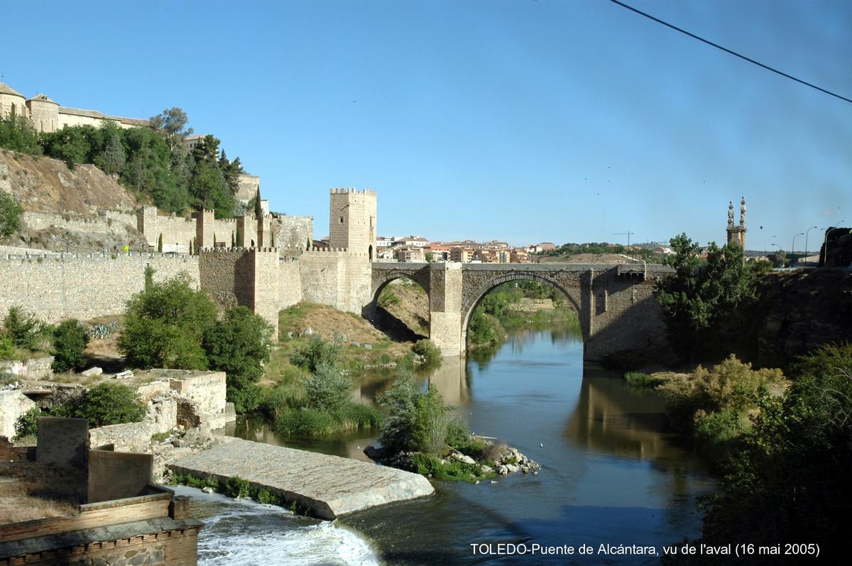 Puente de Alcántara, Toledo Construit sur des fondations romaines, enjambe le rio Tajo (Tage) à l'Est de la ville