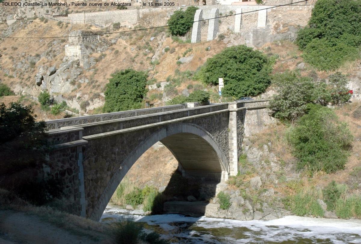 Fiche média no. 46516 TOLEDO (Castilla-La Mancha) – le «Puente nuevo de Alcántara», en aval du «Puente de Alcántara», est l'unique pont, dans la boucle du rio Tajo, permettant l'accés de la vieille ville aux véhicules