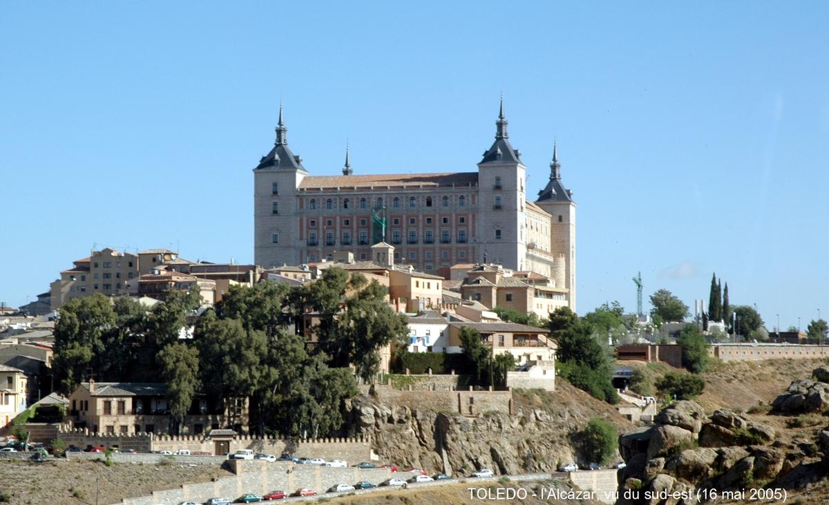 Fiche média no. 42830 TOLEDO (Castilla-La Mancha) – L'Alcázar, cet ancien château royal de Carlos V et Felipe II, est construit sur un site où Romains, Wisigoths et Arabes élevèrent successivement une forteresse. Aujourd'hui il abrite un Musée militaire